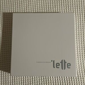 la passion du macaron ‘lette medium white storage box with lid / gently used